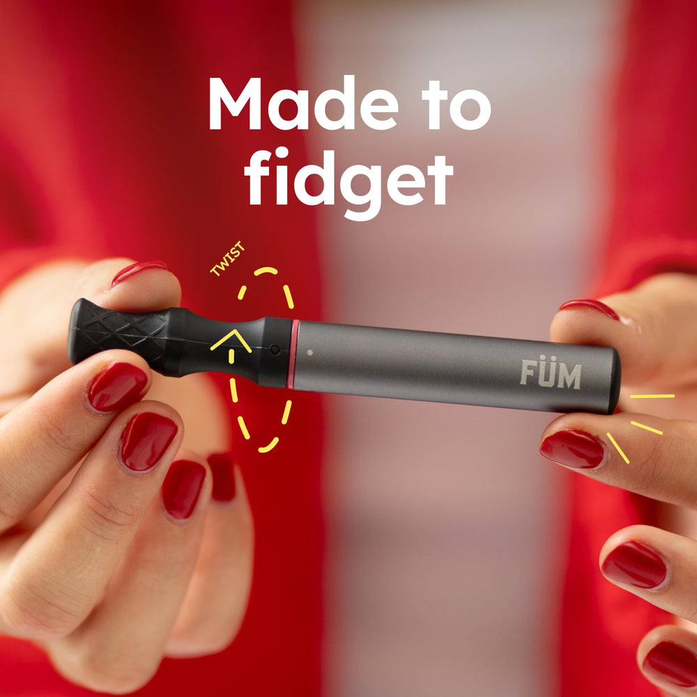 User holding FÜM Zero for use