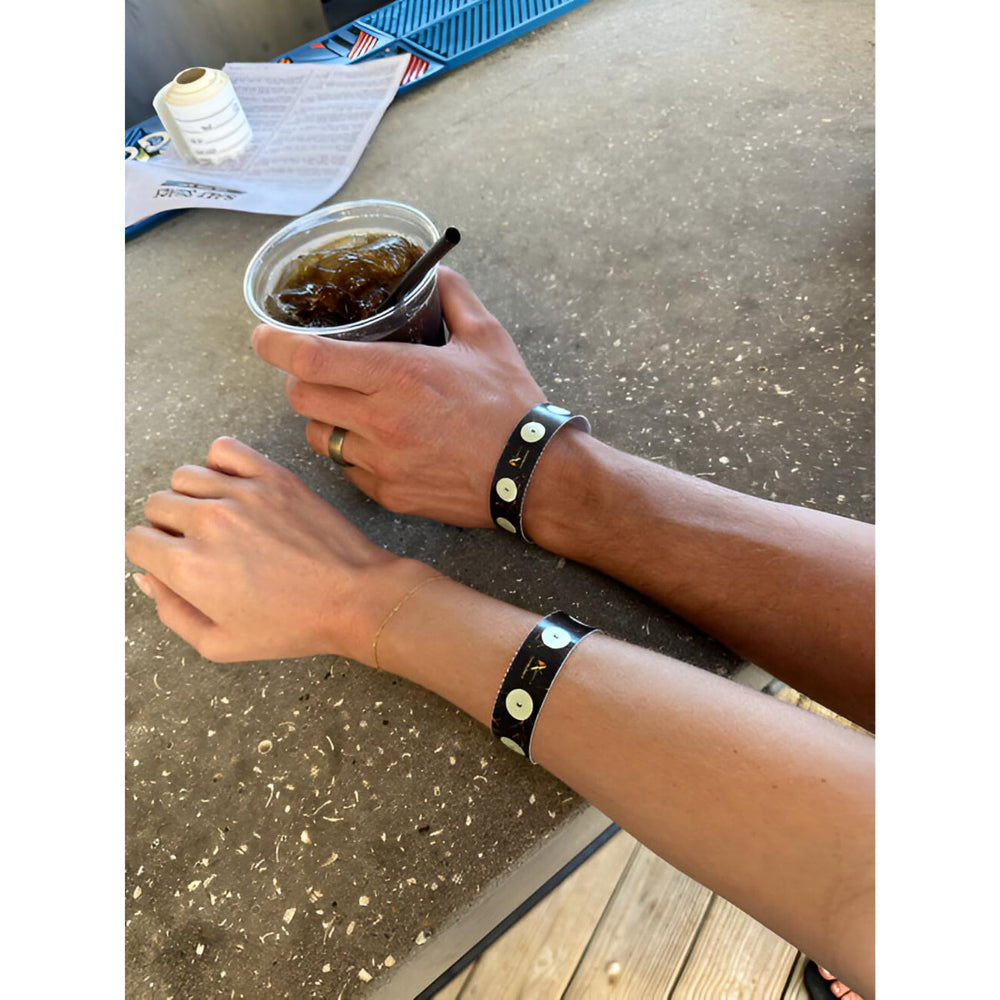 Wristband with green dots indicating negative result