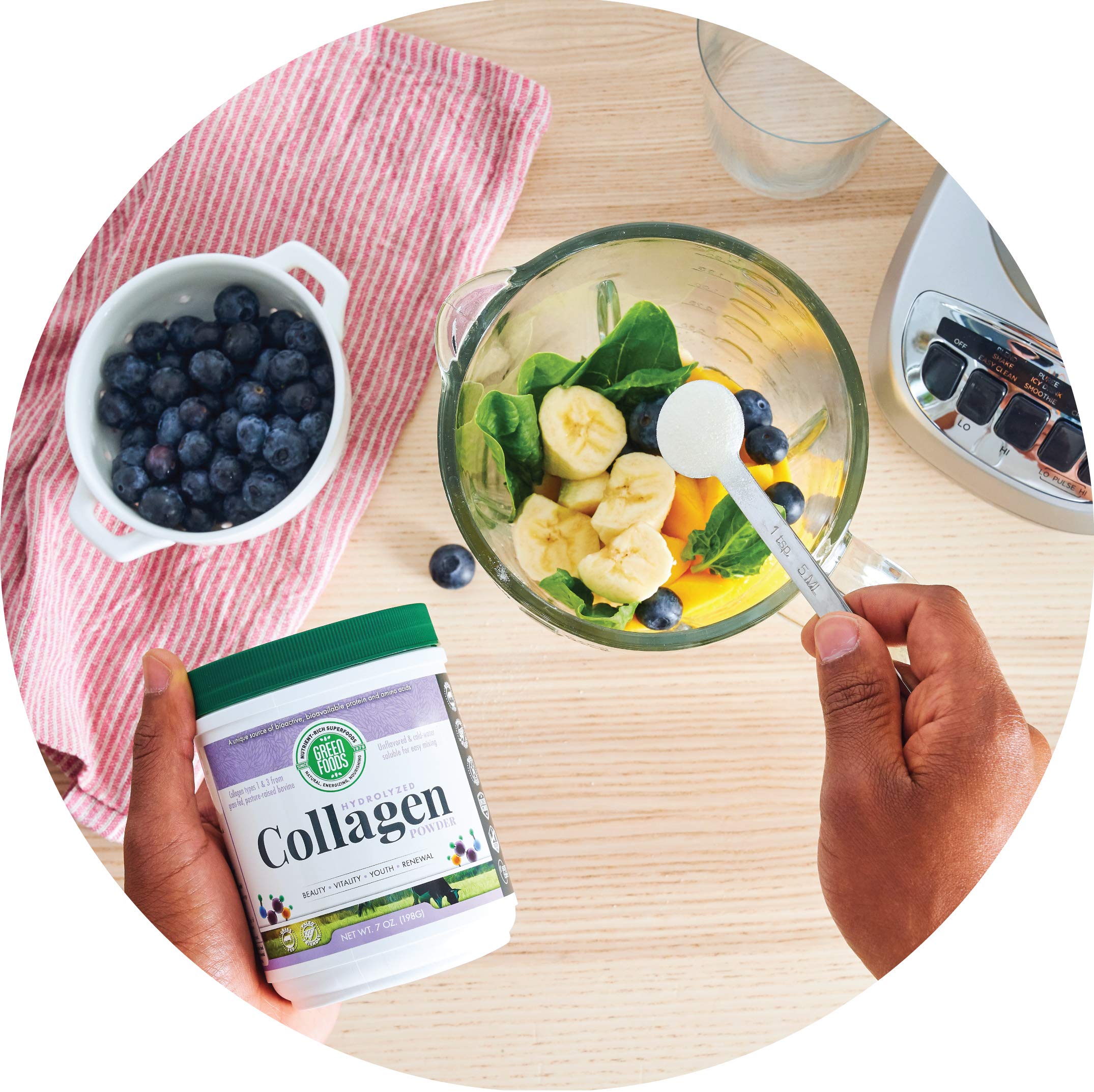 Smoothie with collagen peptides and berries
