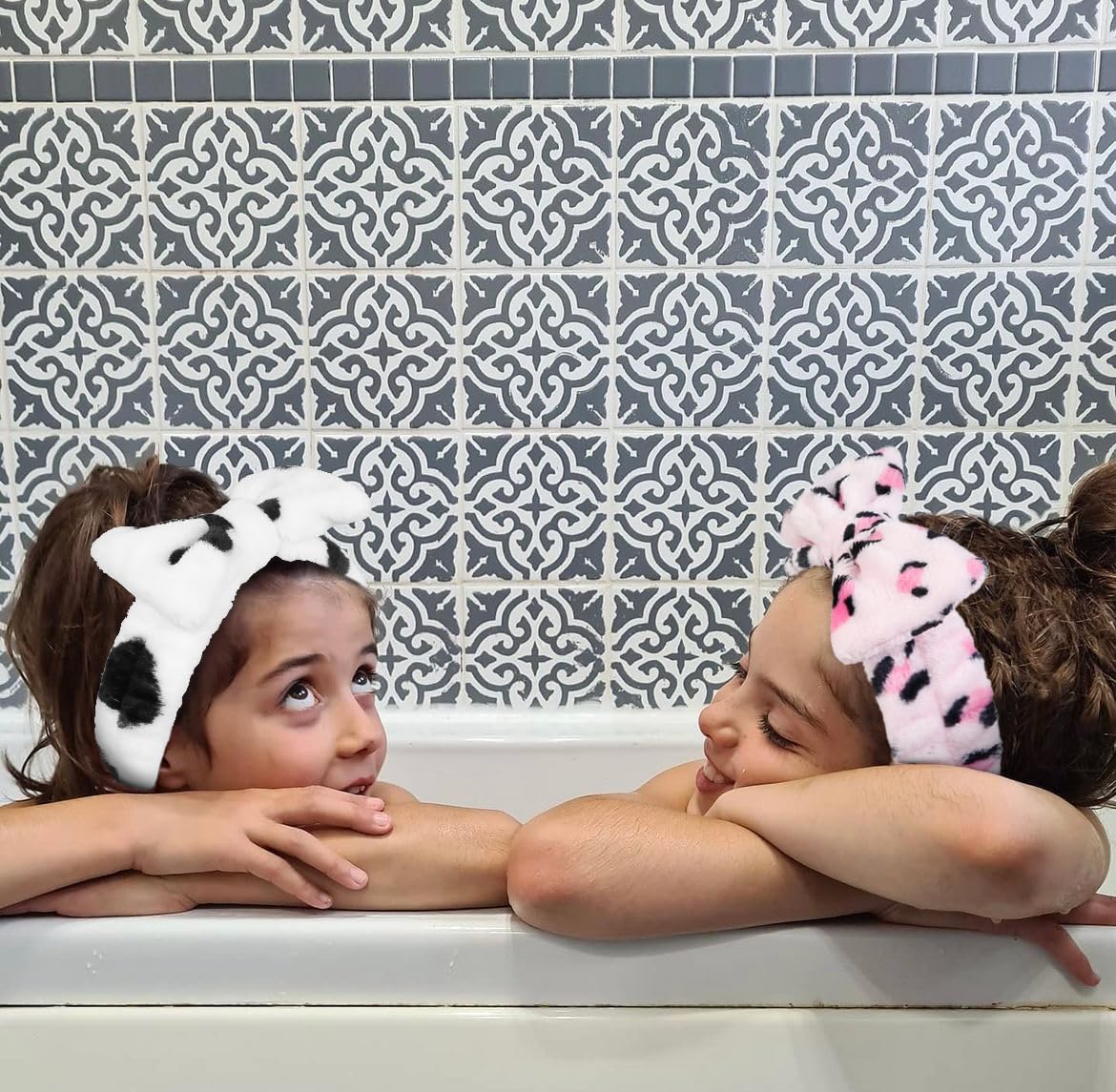 Huachi face wash headband for women keeps hair dry during routines.