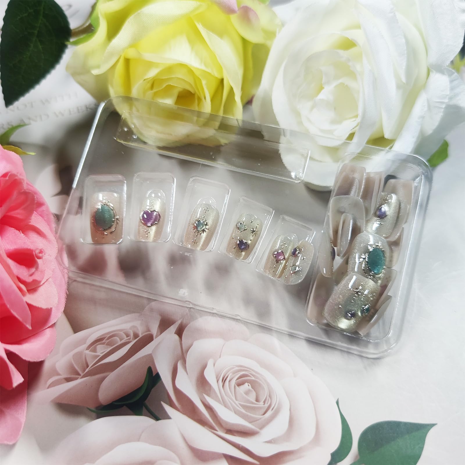 HZJXRT Rhinestones accents add glamour to any manicure