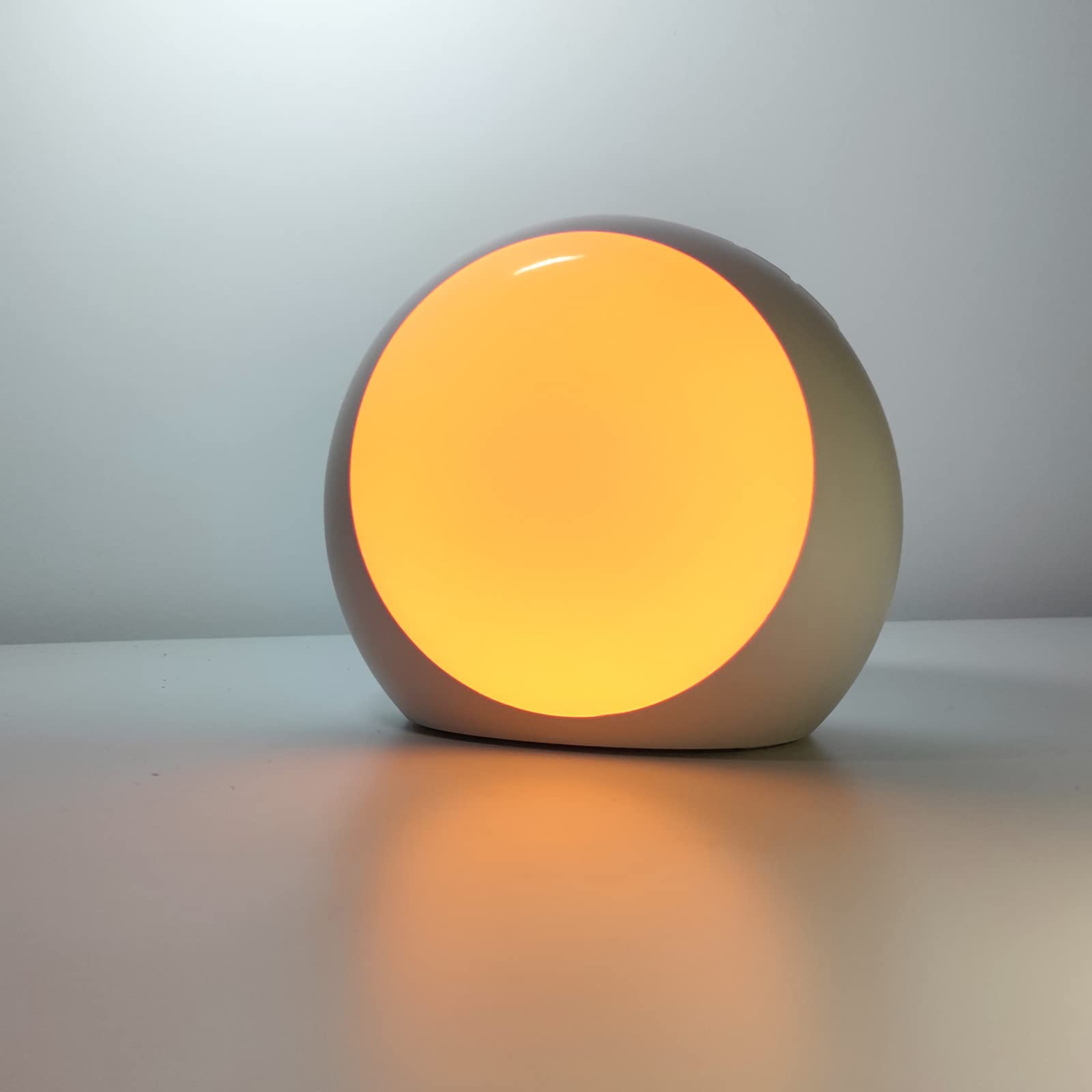 iDealSleep brown-noise-sounds-machine on a nightstand for a calmer sleep atmosphere.