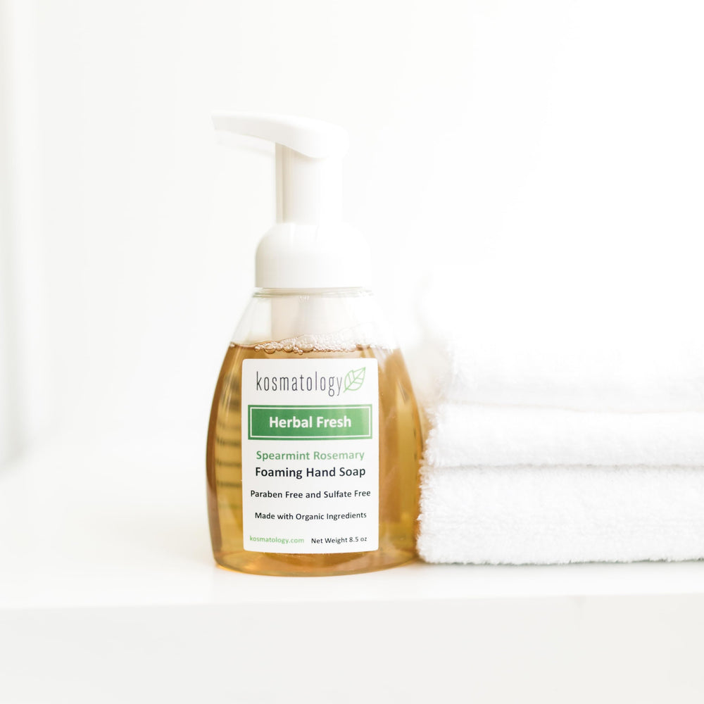 Kosmatology Herbal Fresh bottle cap closeup emphasizes a secure, mess-free use.