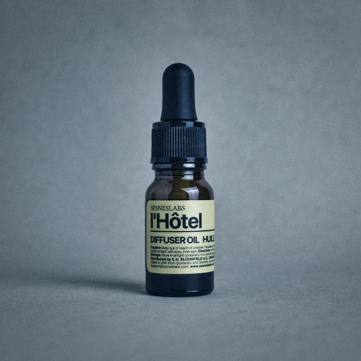 Diagram featuring Neroli, Bergamot, Green Tea, Laurel Leaf, Amber and Musk notes