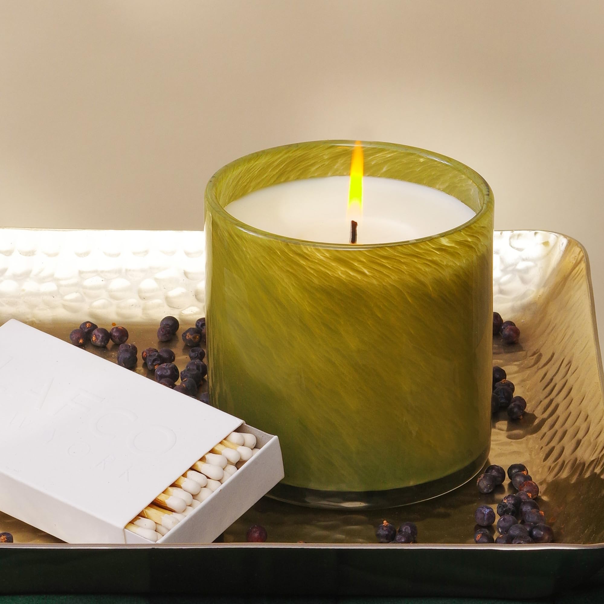 Burn time label showing 90-hour burn on Sage & Walnut candle