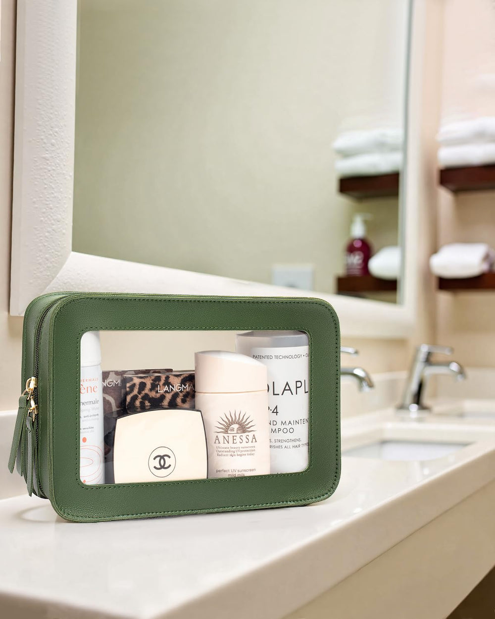 Small cosmetic bag ideal for women and men on weekend trips.