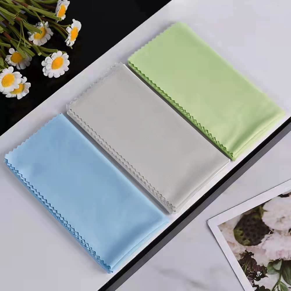 Lint-free microfiber cloth for delicate surfaces