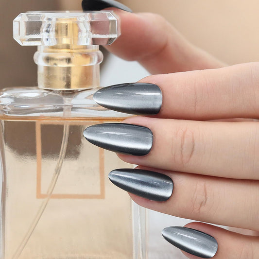 LISSMOMO press-on nails feature a French tip design for quick, flawless manicures.