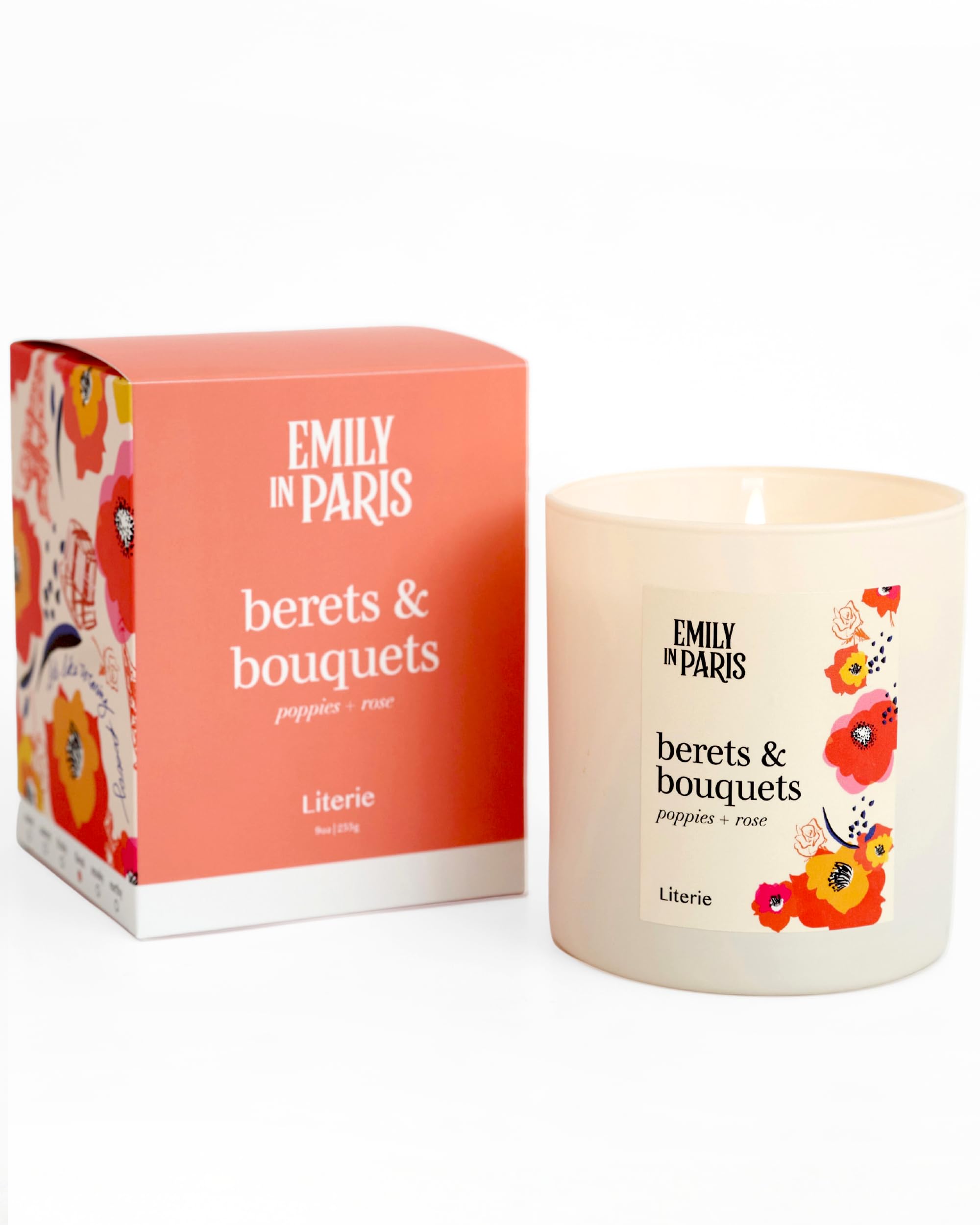 Literie Emily candle, berets-bouquets front-view, adds Parisian chic to your space and cozy ambiance.