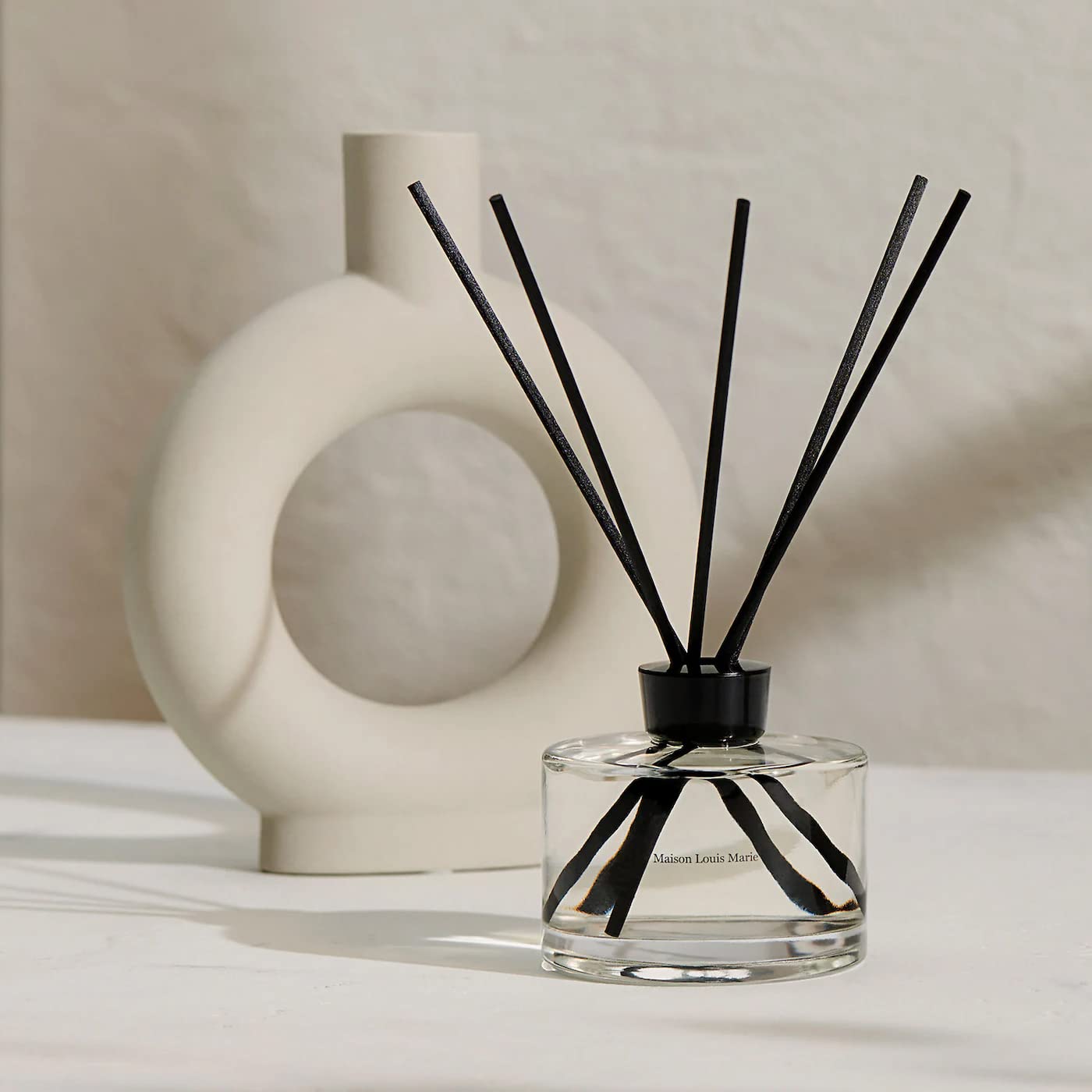 Aromas of sandalwood, vetiver, and amber wood