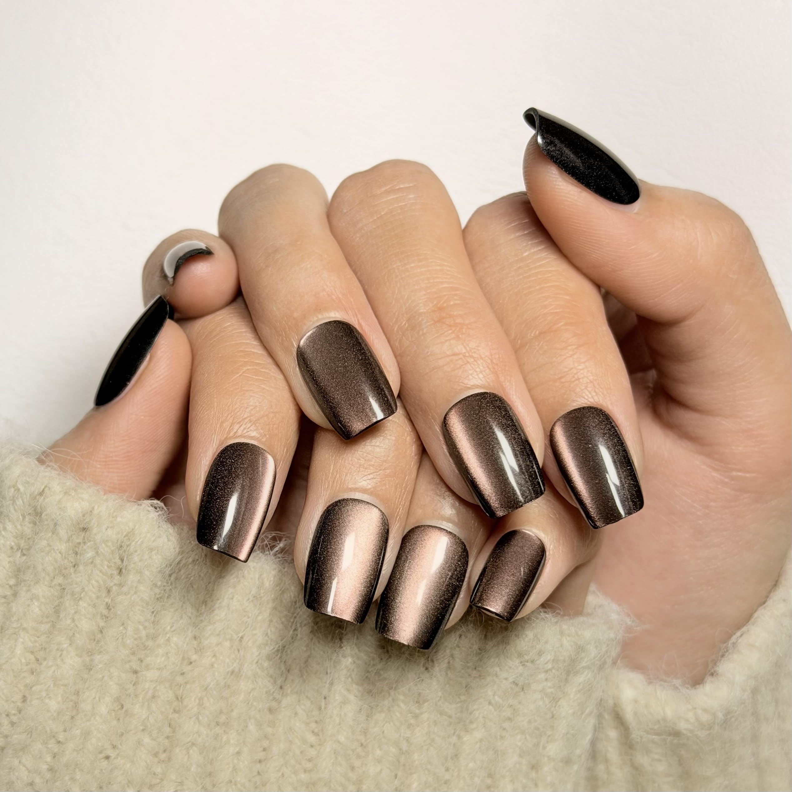 Melines 3-minute manicure with jelly adhesive and press-on nails.