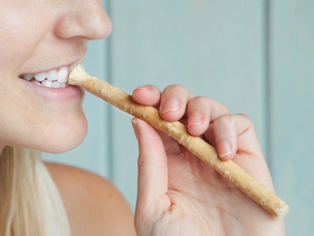 Using Miswak Club whitening kit for fresh breath