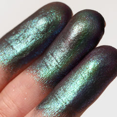 Smudge-resistant Moira Stellar Glaze Shadow held in place during wear
