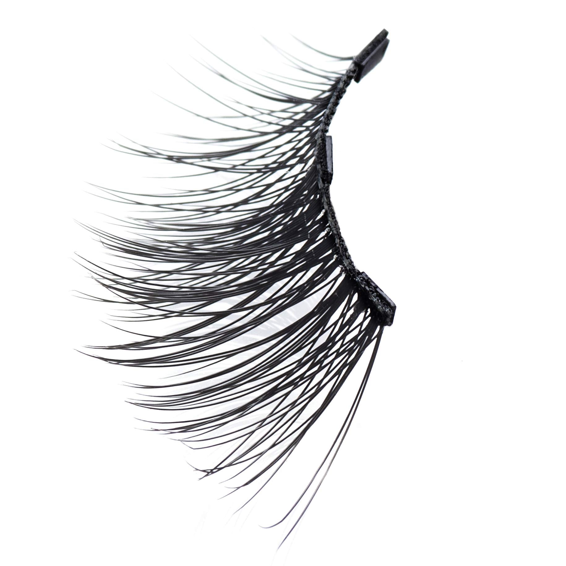MoxieLash Baby magnetic eyeliner application for glue-free attachment.