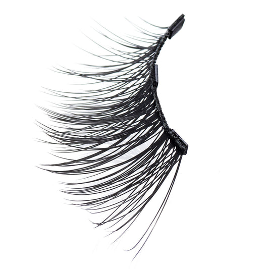 MoxieLash Baby magnetic eyeliner application for glue-free attachment.