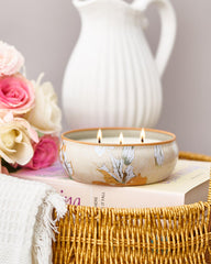 Detail of the soy wax surface in the 12oz candle