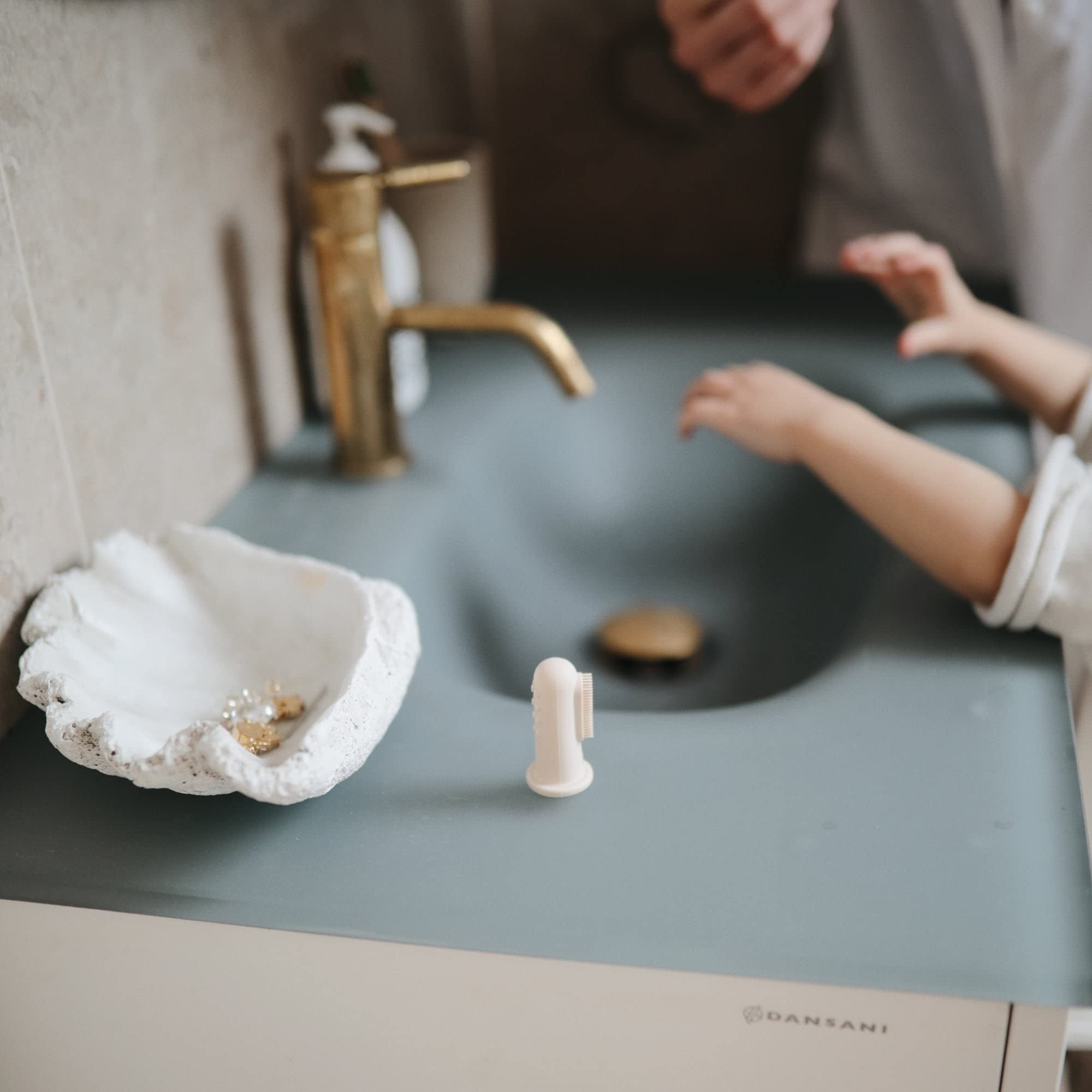 Close-up: soft silicone bristles and fingertip fit
