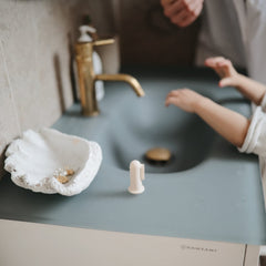 Close-up: soft silicone bristles and fingertip fit