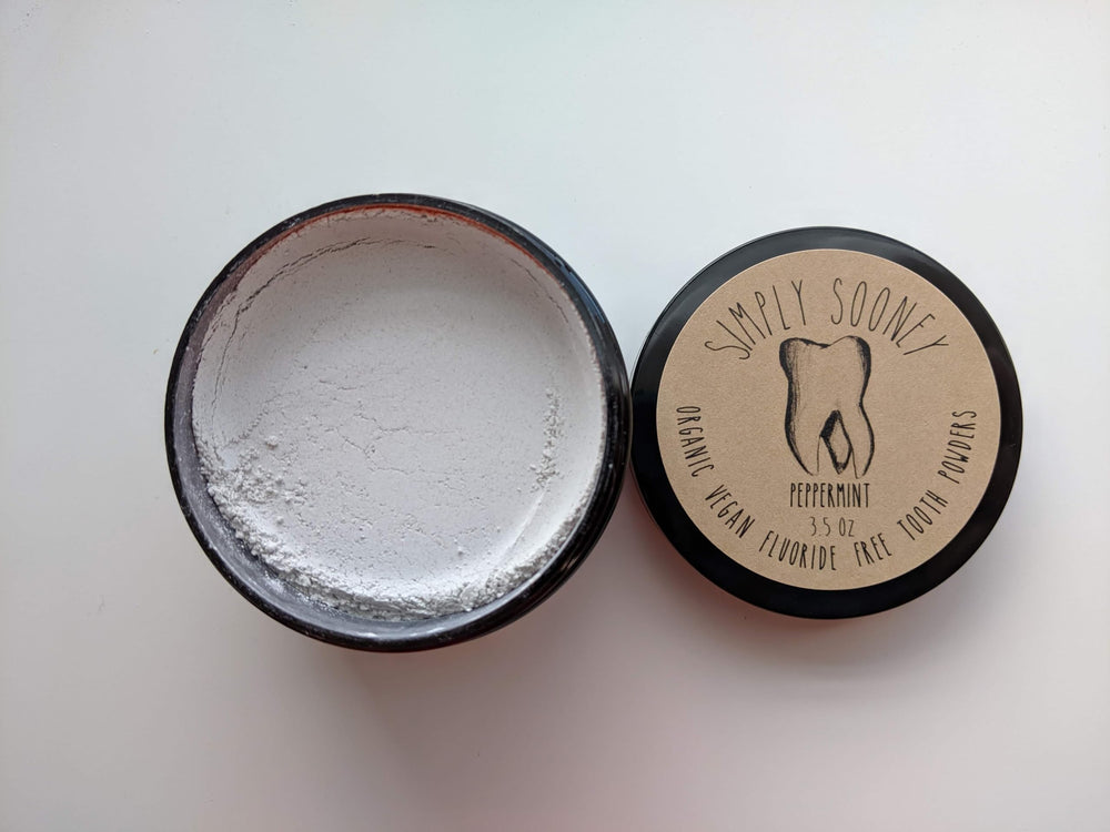 Powdered toothpaste with natural whitening appearance