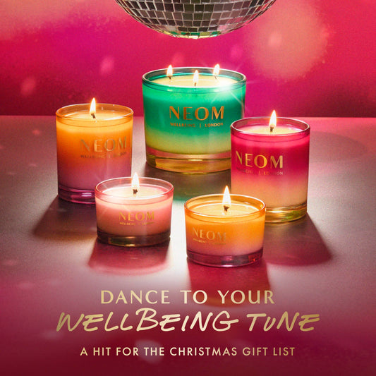 Close-up of NEOM Cosy Nights Travel Candle label – Sandalwood, Frankincense & Nutmeg (2 of 7)
