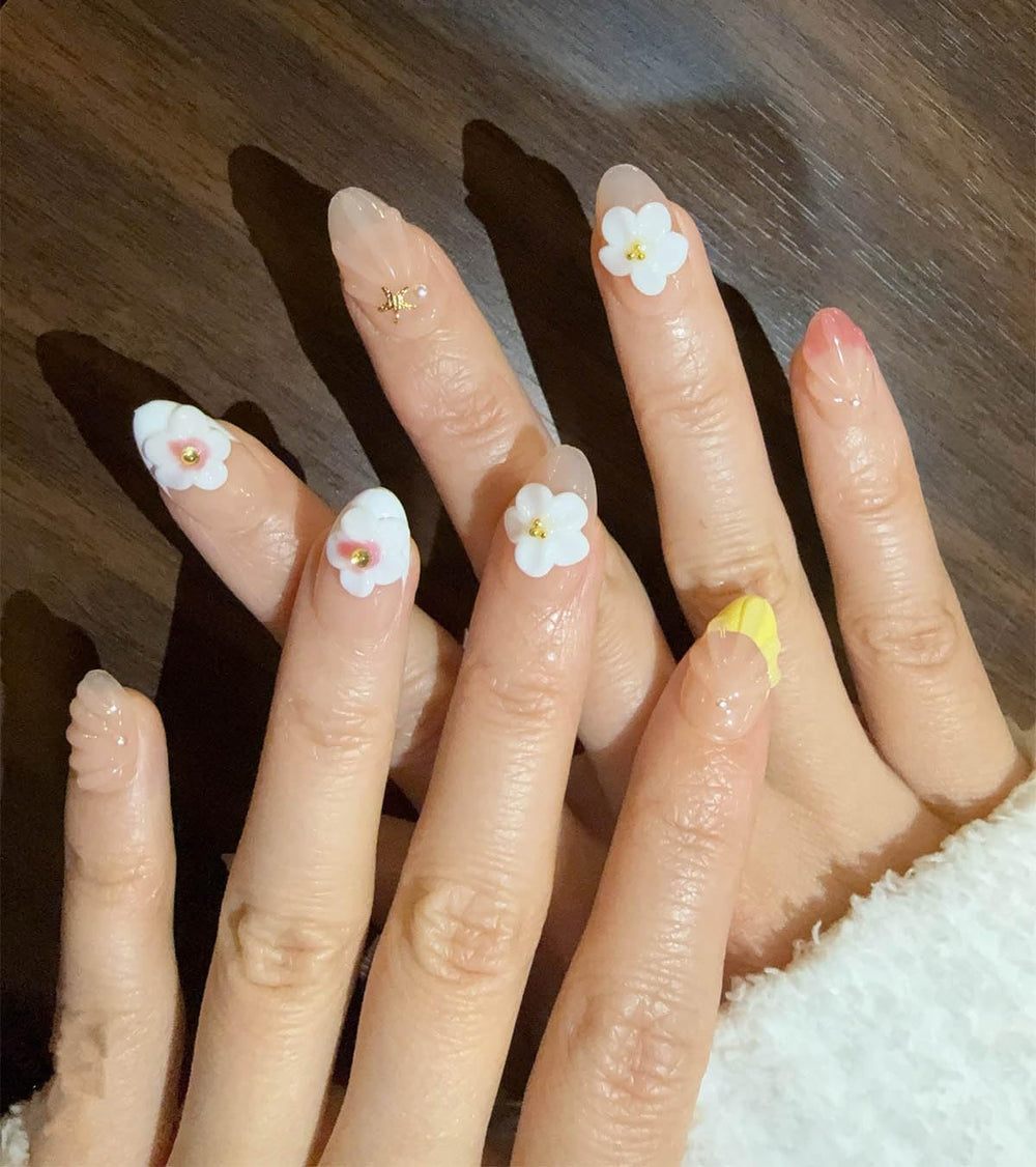 Ocean A04 nails highlight starfish and seashell embellishments on tips