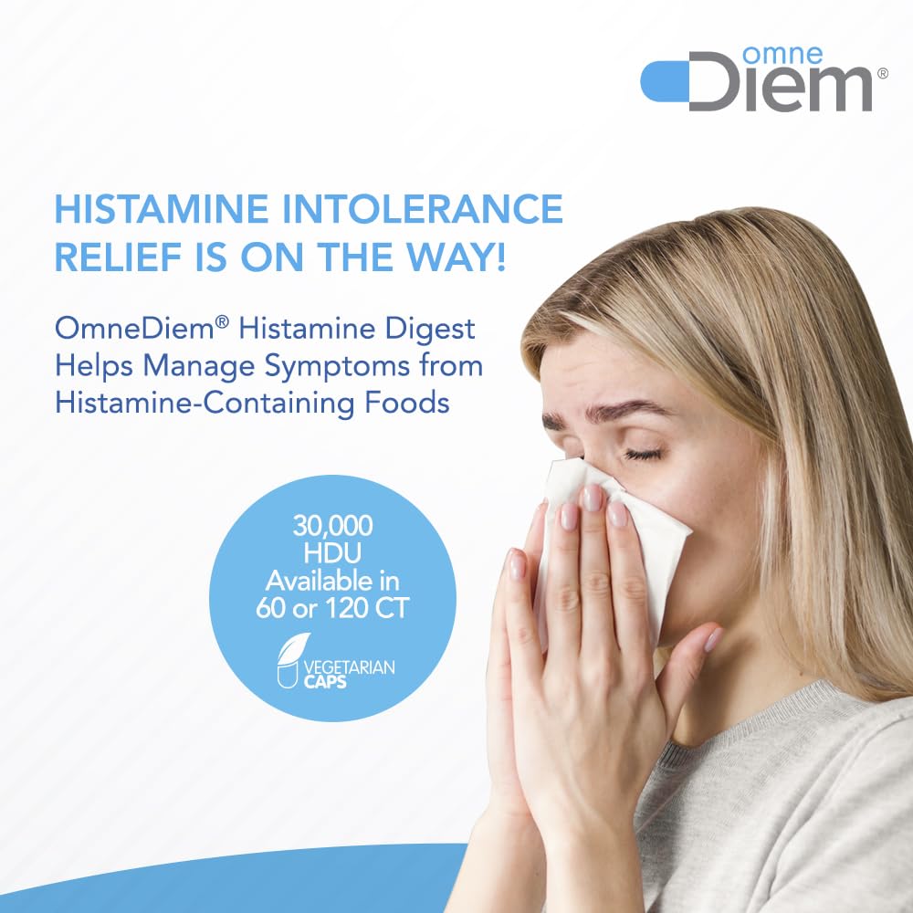 Person about to take histamine-supporting DAO capsule before a meal