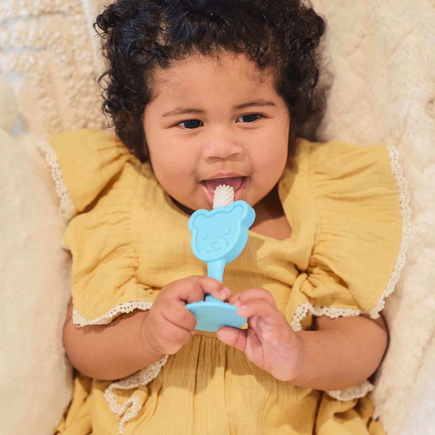 Teddy bear head design safeguarding gums and throats during brushing