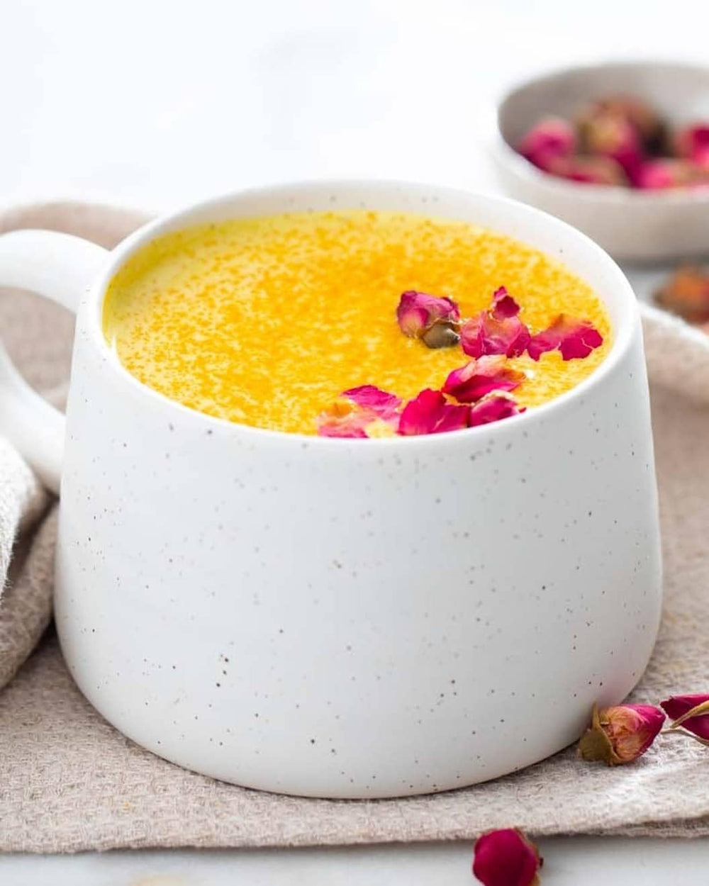 Close-up of turmeric, ashwagandha and reishi in the blend