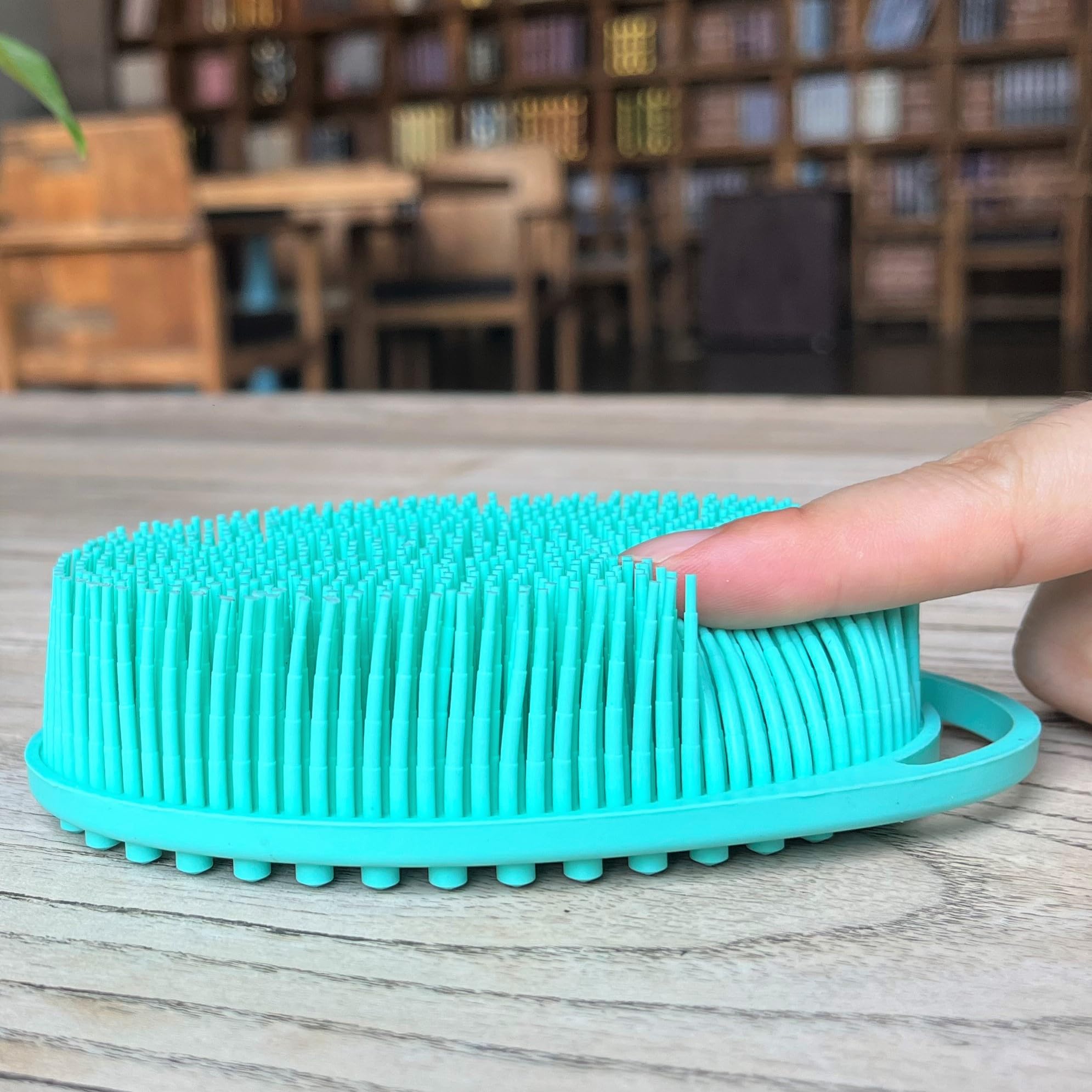 Penepico whale-shaped bath toy and practical scrubber for bath time.