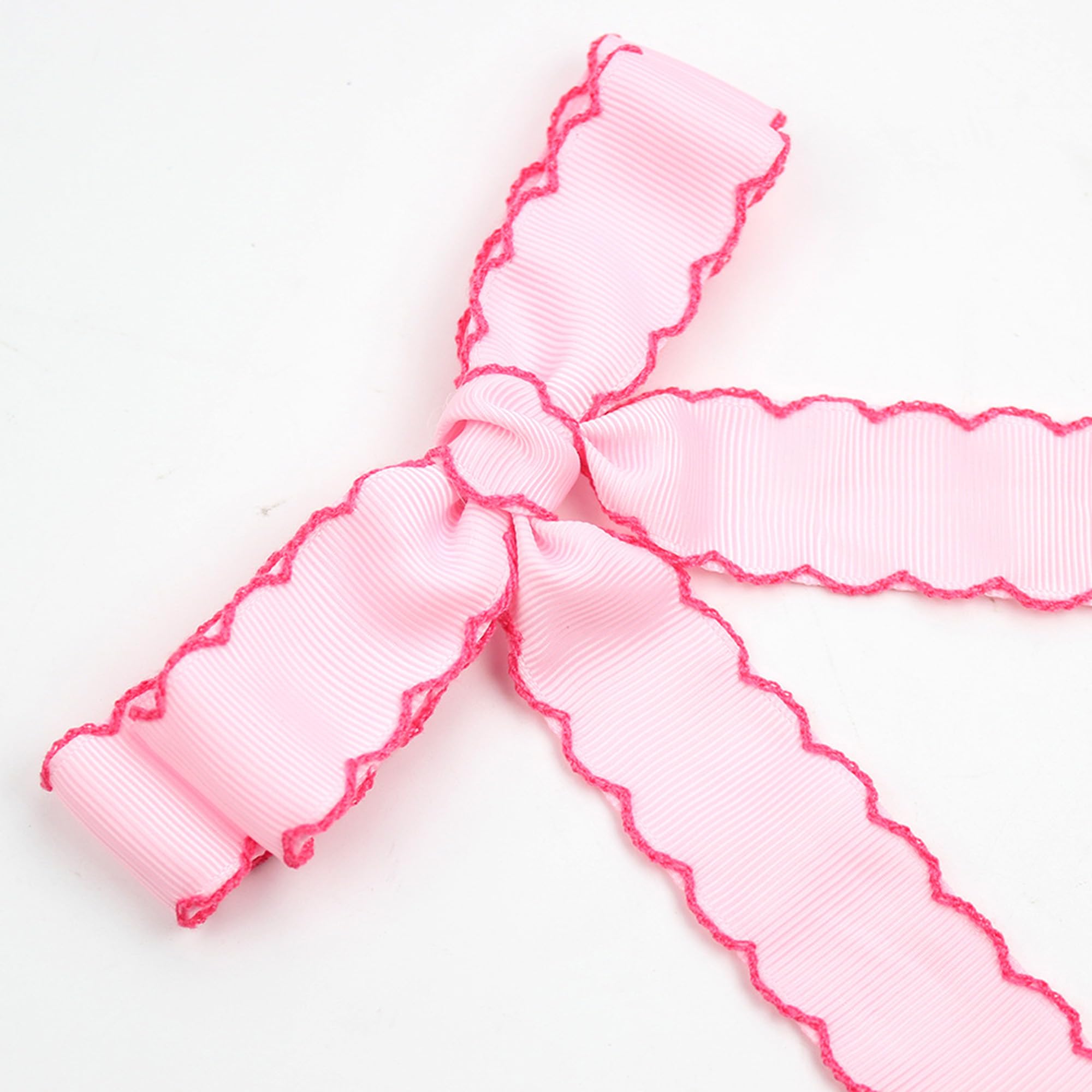 Pipajoy Christmas-outfit bows pair well with festive looks