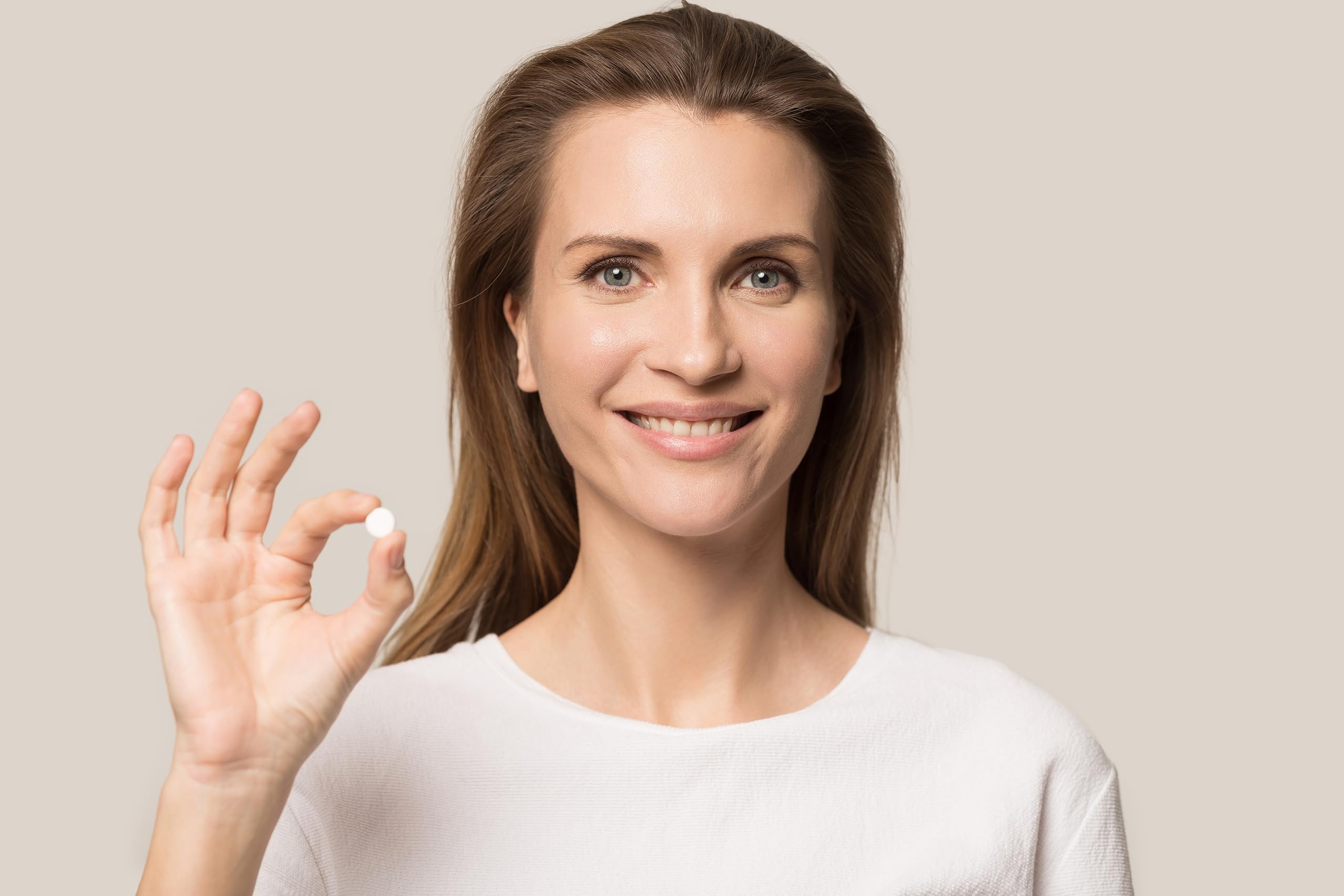 Hands demonstrating chewable tablet usage at bedtime