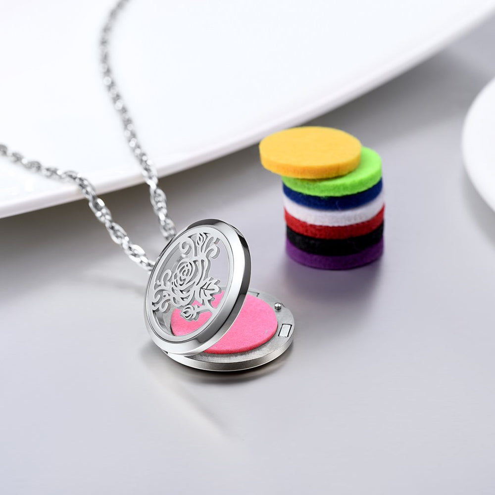 Diffuser necklace chain and lobster clasp detail