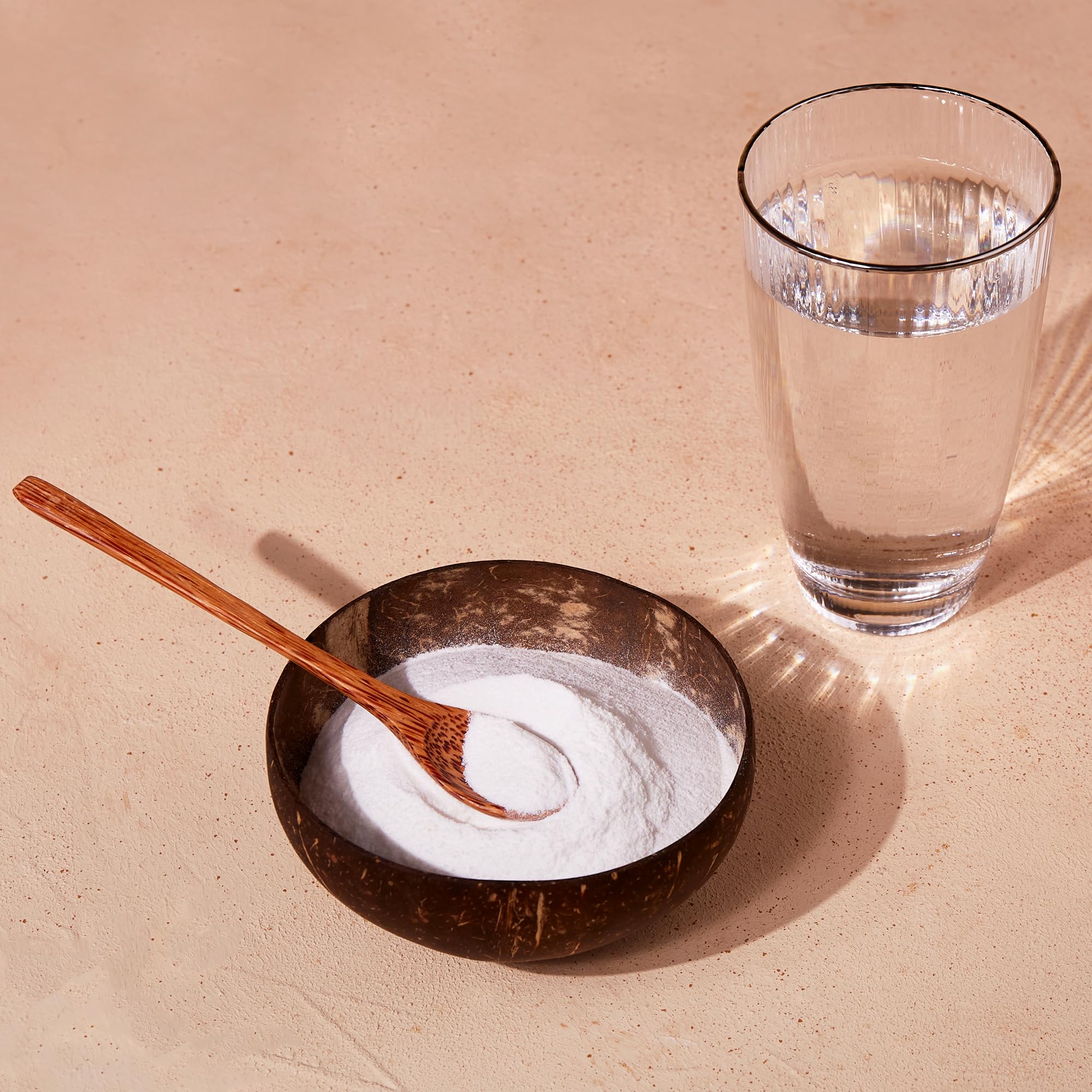 Measuring spoon with magnesium carbonate powder