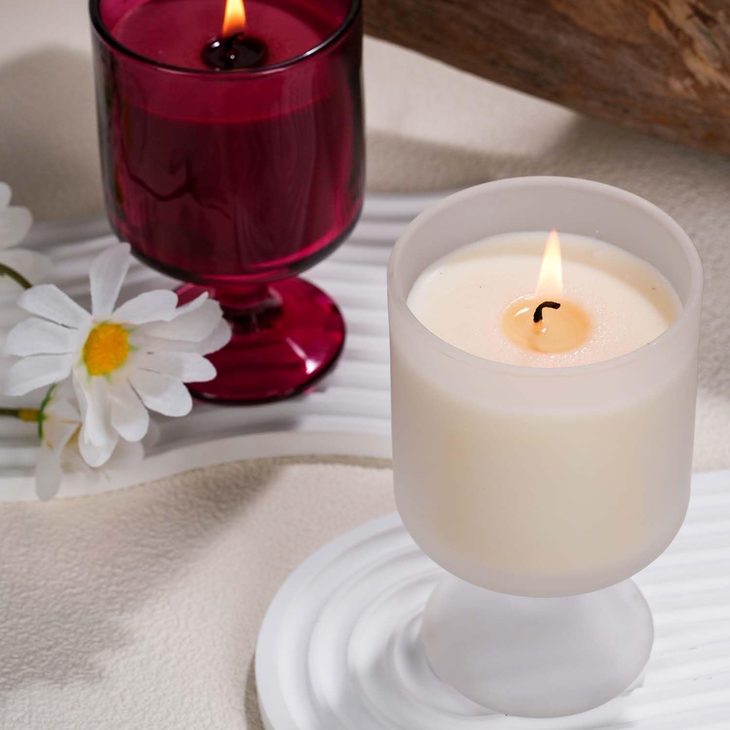 REKMO AMOY LANGYE desk space candle provides refreshing scent during work.