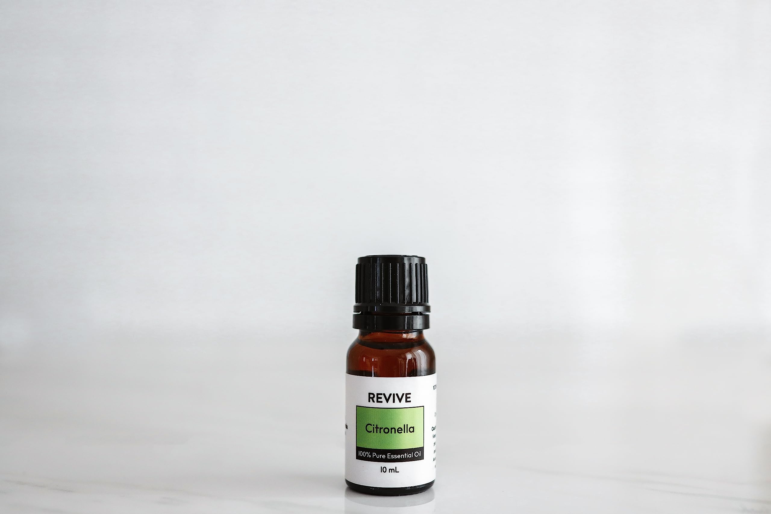 REVIVEEO citronella essential oil bottle set for aromatherapy sessions and relaxation.