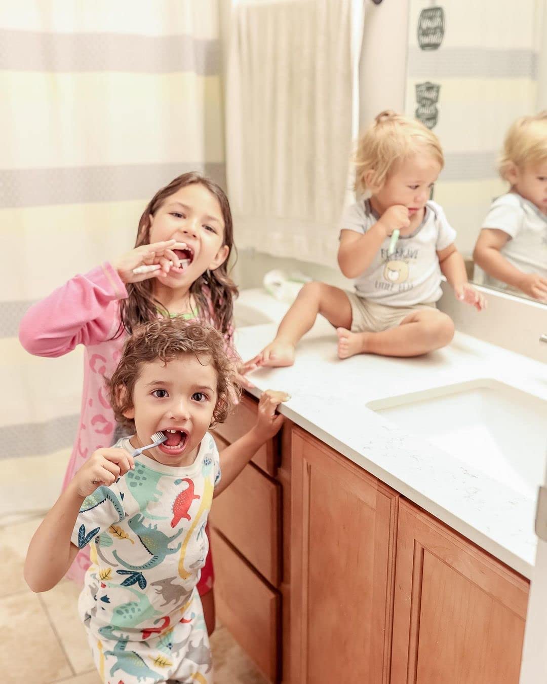 Eco-friendly packaging imagery for ROARex 4-pack toothbrushes