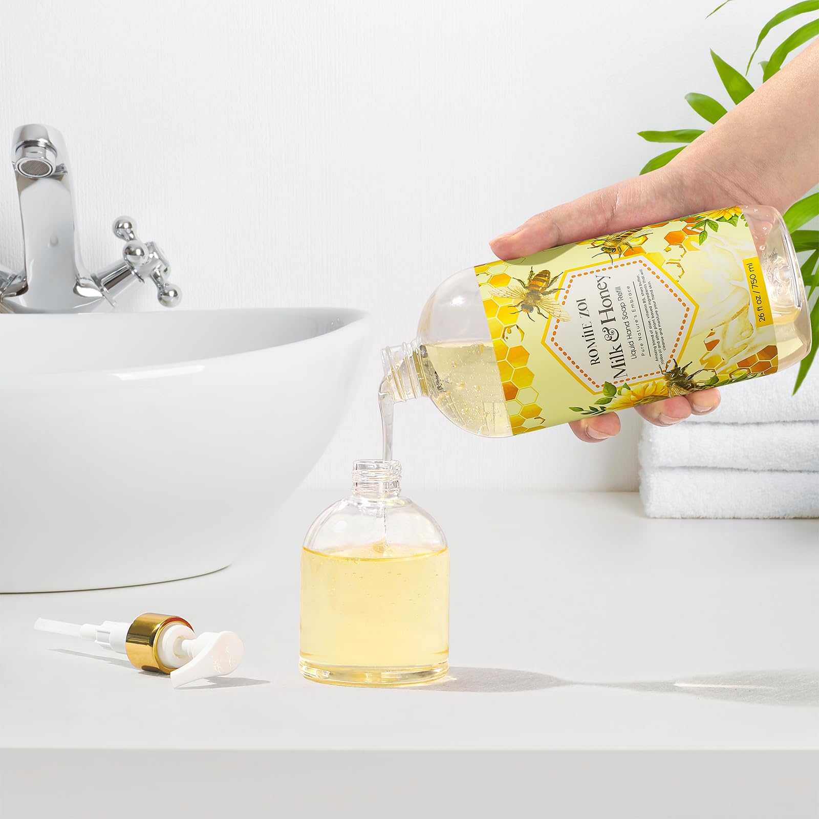 ROMIIE ZOI foamy texture conveys rich lather and a refreshing rinse.