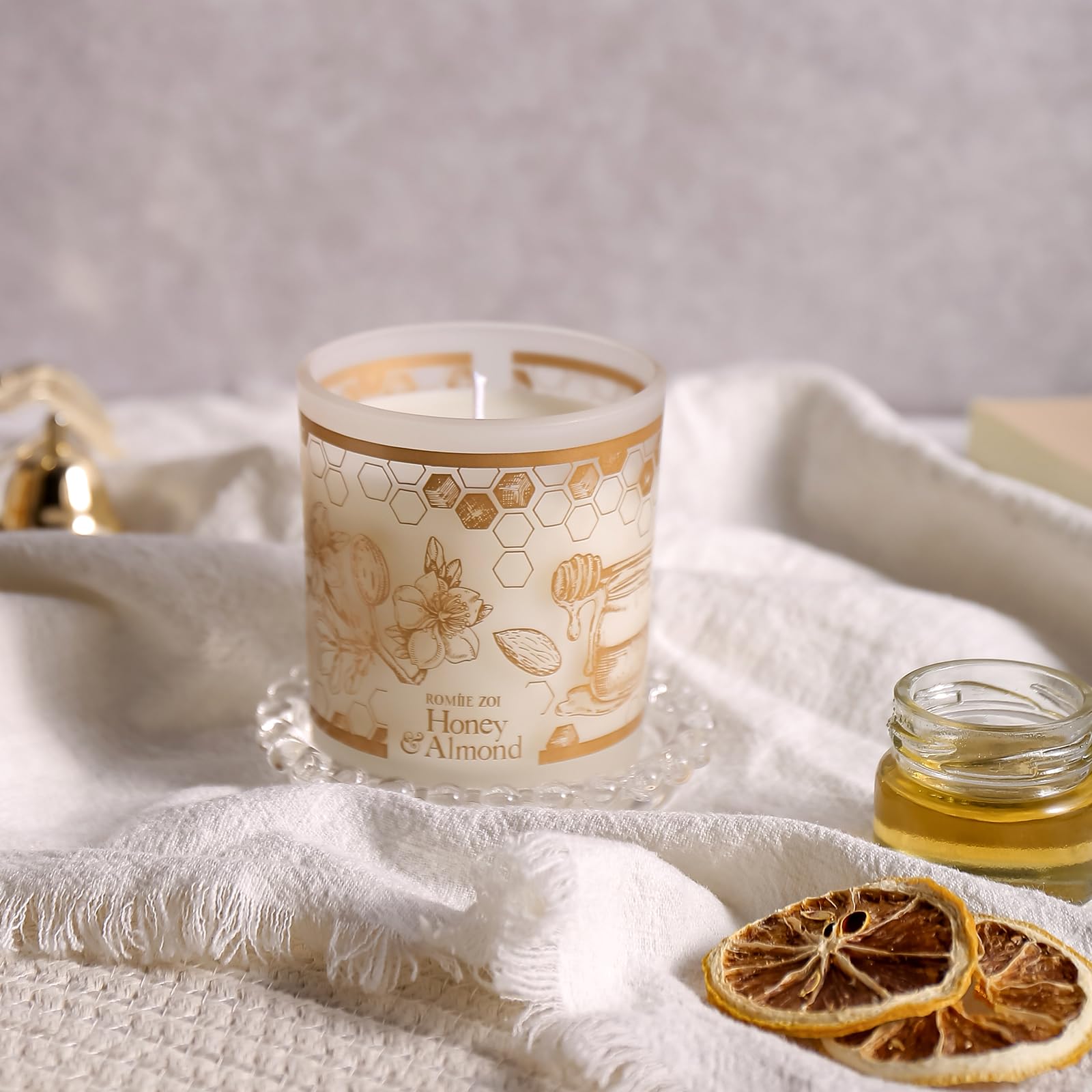 Honey & Almond fragrance notes with ROMIIE ZOI candle