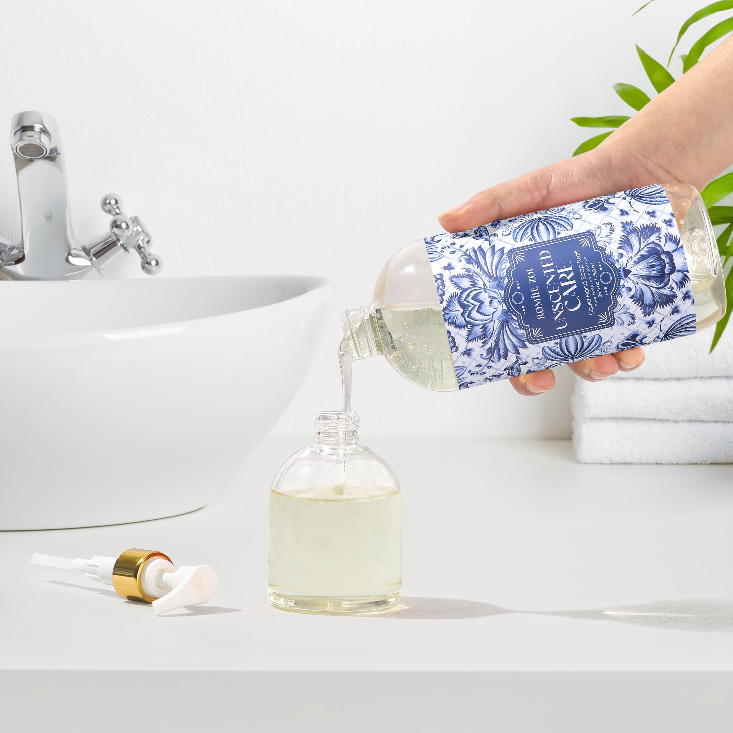ROMIIE ZOI moisturizing formula creates a smooth, comfortable hand wash
