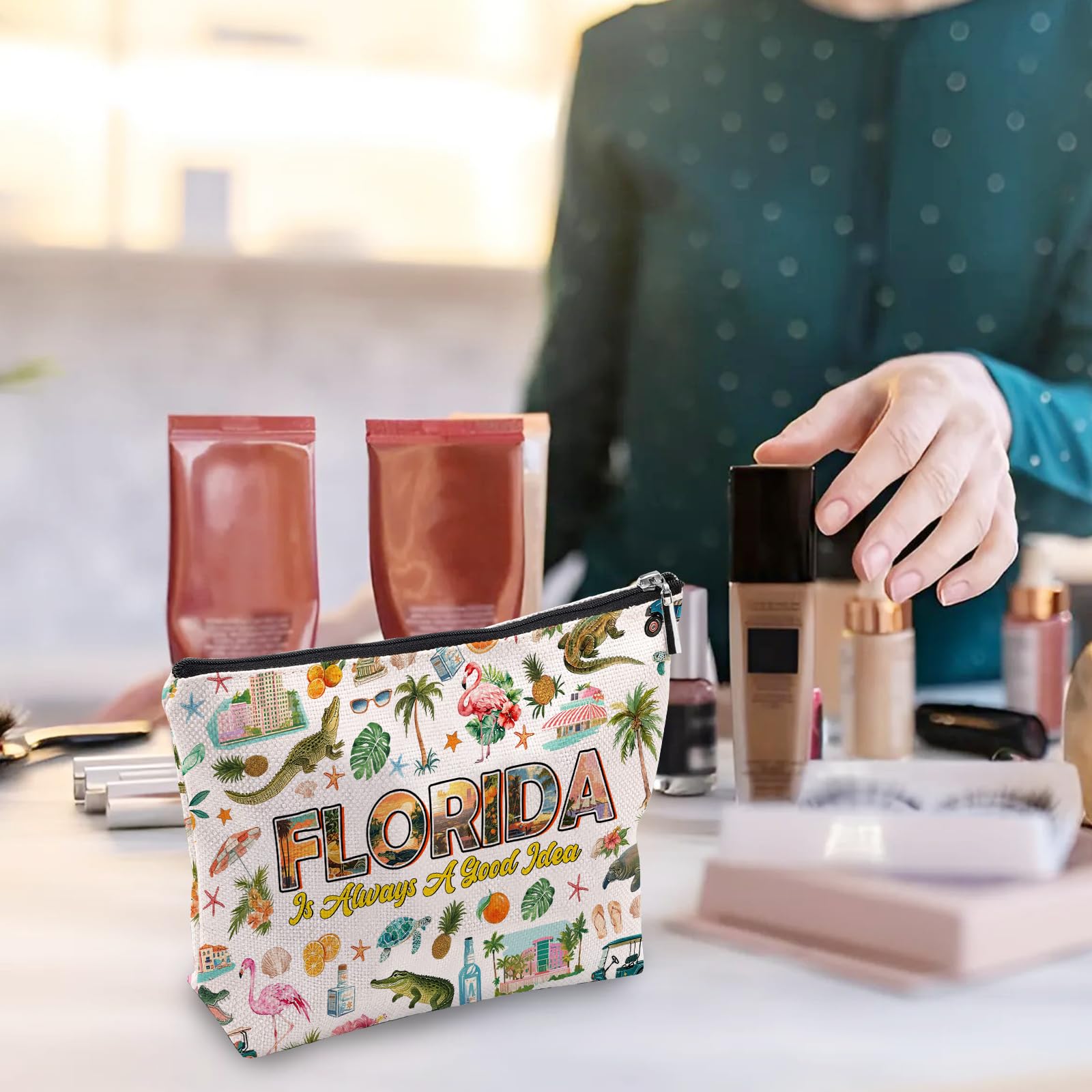 RTTLALUO Florida makeup bag interior layout demonstrates easy organization.