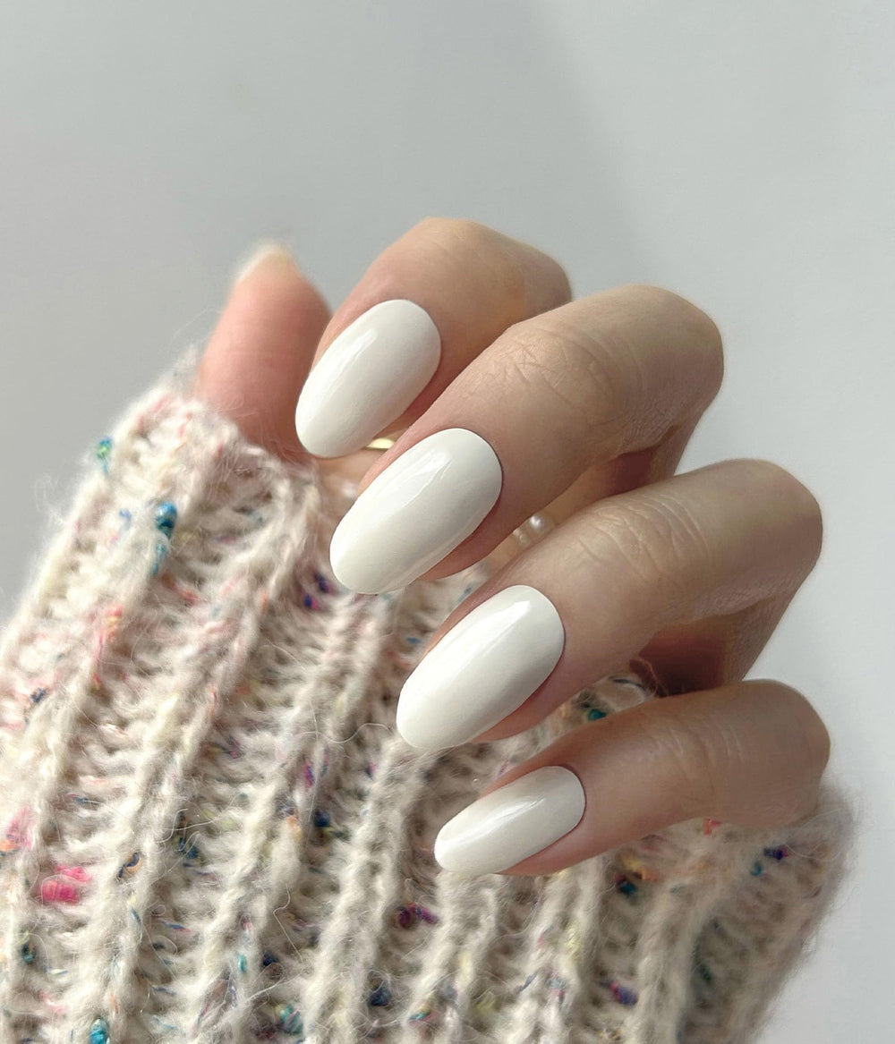 Ruyeefam nail strips showcasing glossy 3D effect without UV lamp