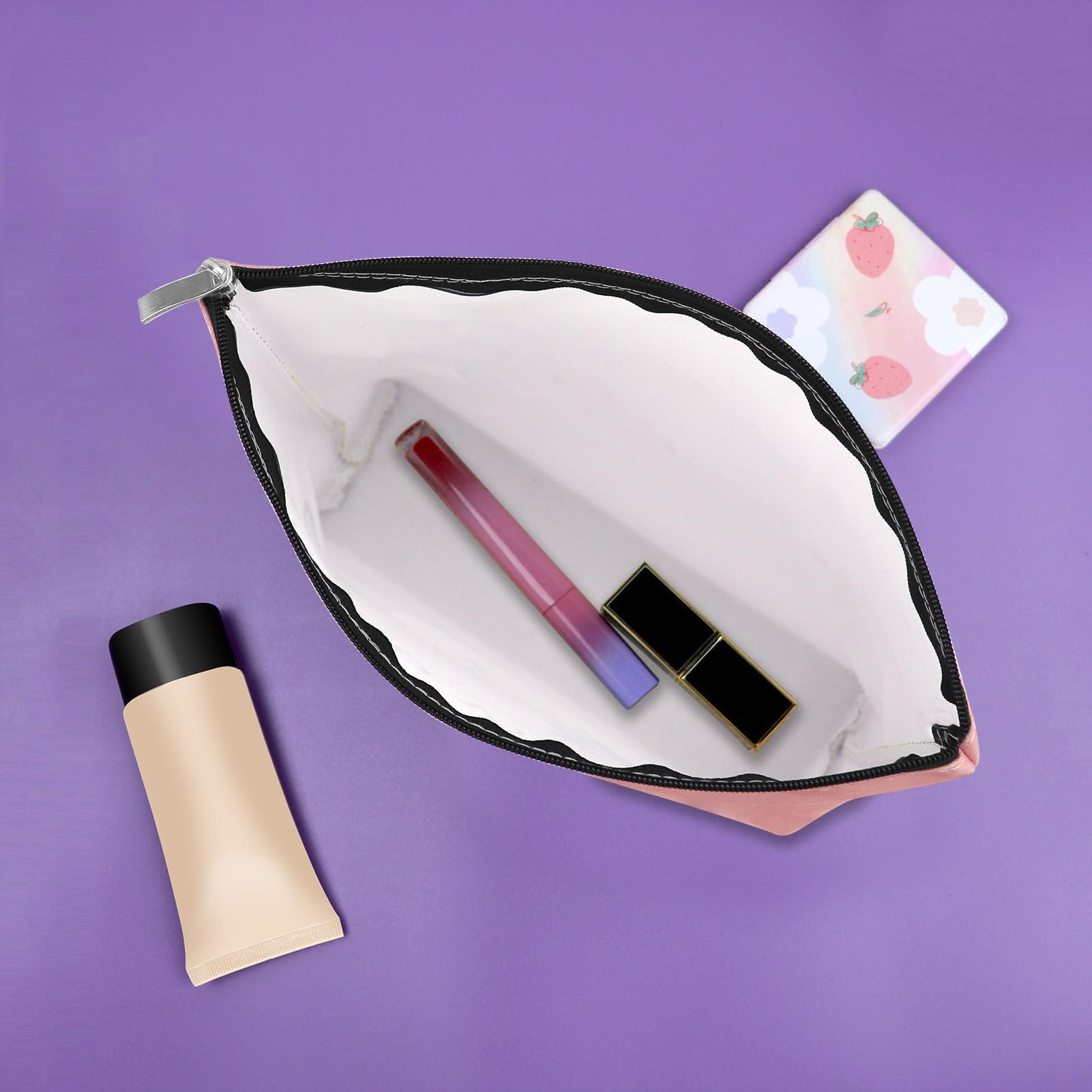 Sazuwu oxford fabric makeup bag is durable and easy to clean.