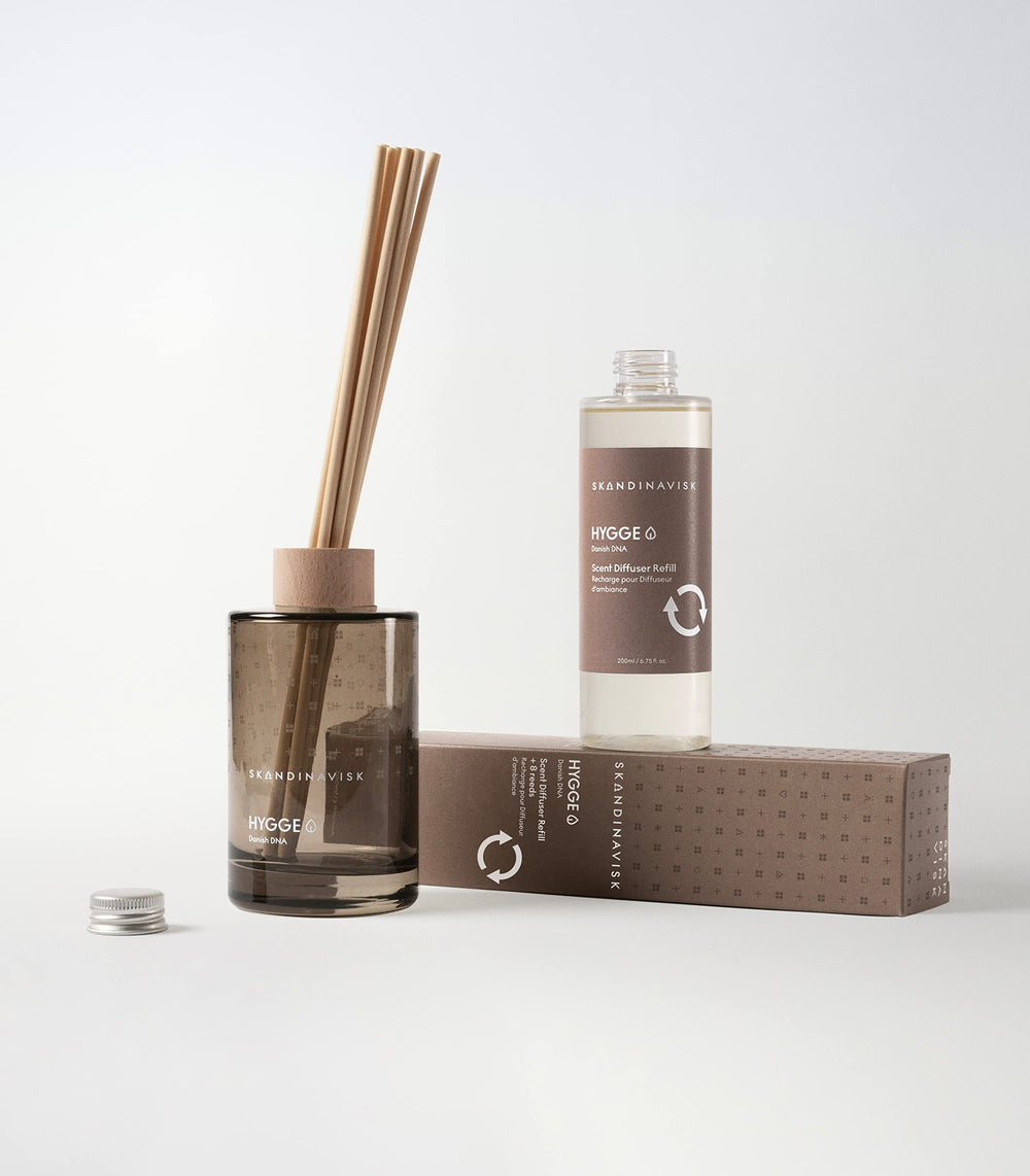 Glass diffuser vase with beechwood ring and decorative reeds