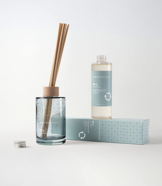 Side view of Skandinavisk ØY Island Diffuser with 8 reeds