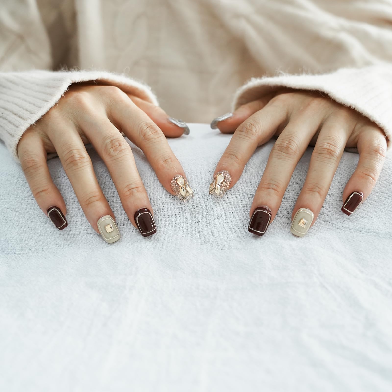 Tesytto 3D rhinestones nails for glamorous wedding style.