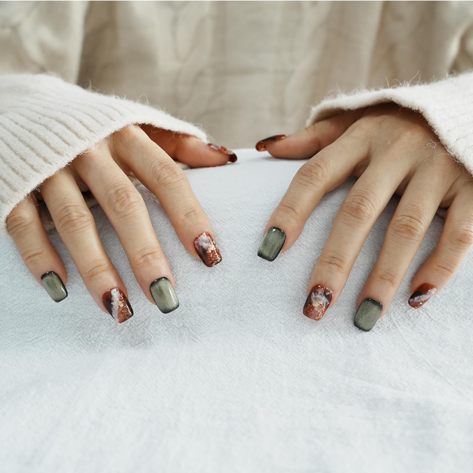 Tesytto packaging shows 10 nails, adhesive tabs, file, and nail stick for easy at-home use