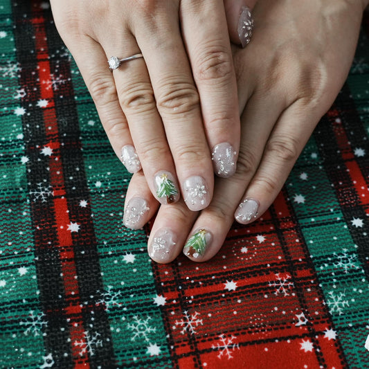 Tesytto Winter Bling nails feature a silver glitter finish that catches the light.