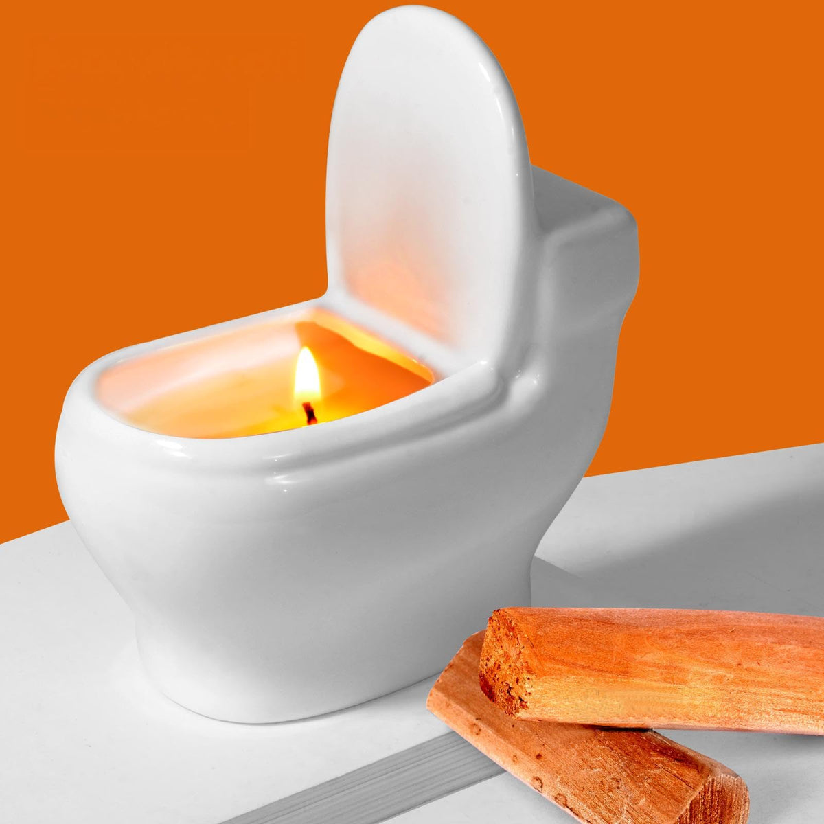 Toilet-shaped scented candle in white ceramic design, 6oz