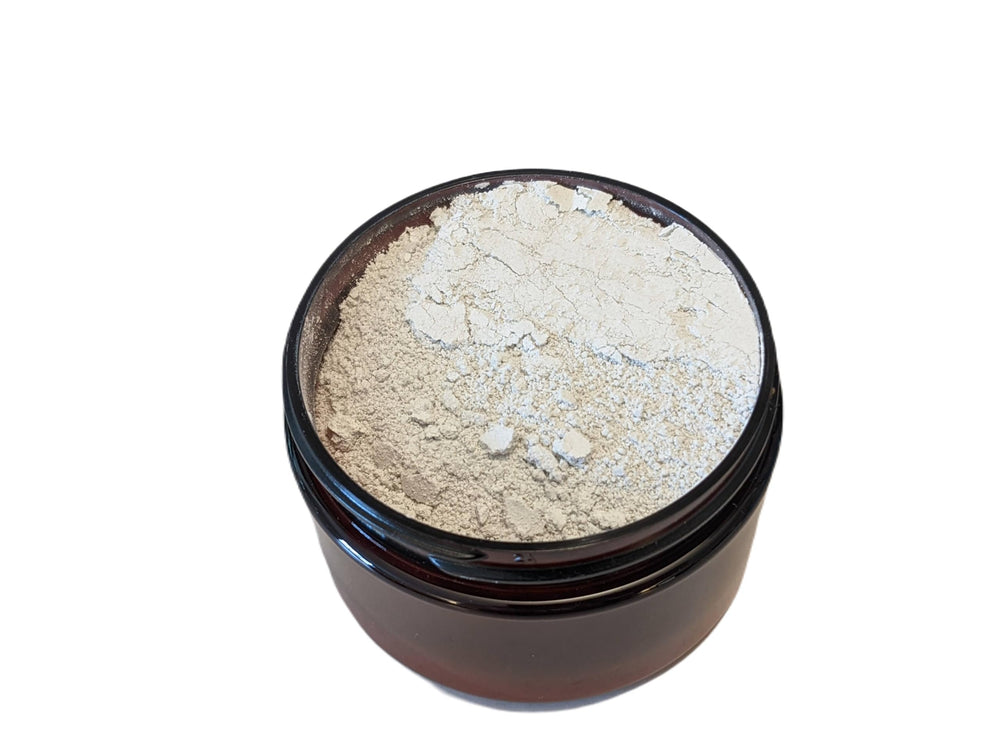 Food-grade bentonite clay and minerals in the powder