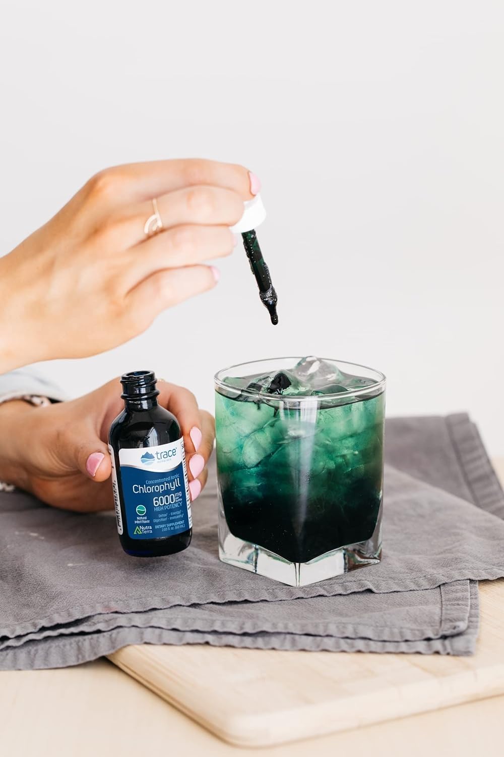 Mint-flavored chlorophyll bottle with 2 fl oz size and 120 servings